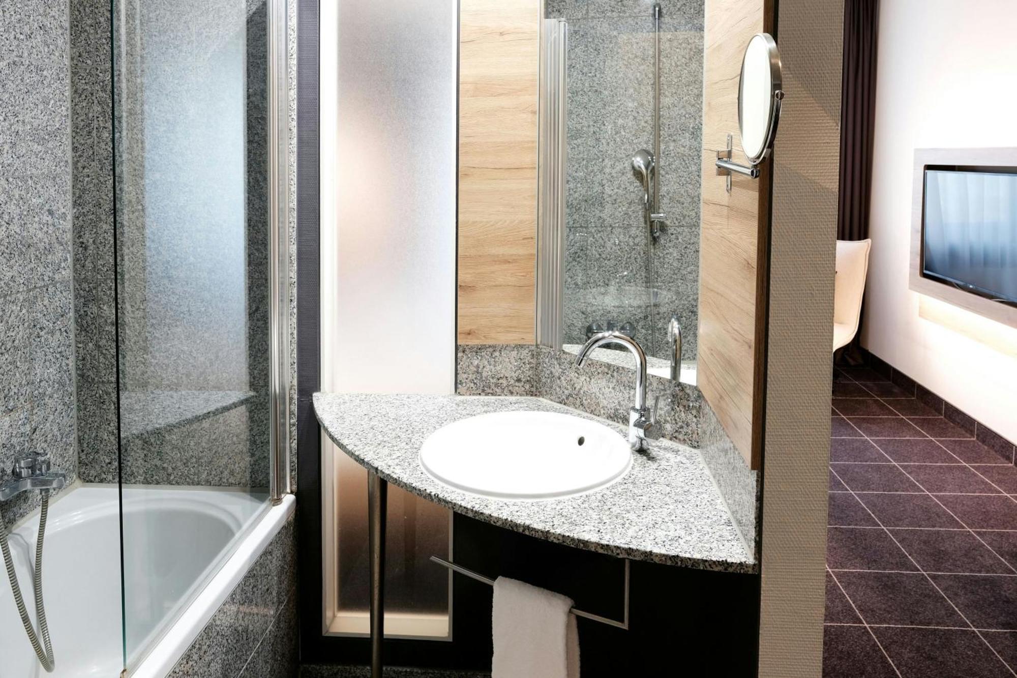 Hotel Four Dusseldorf Airport 4*