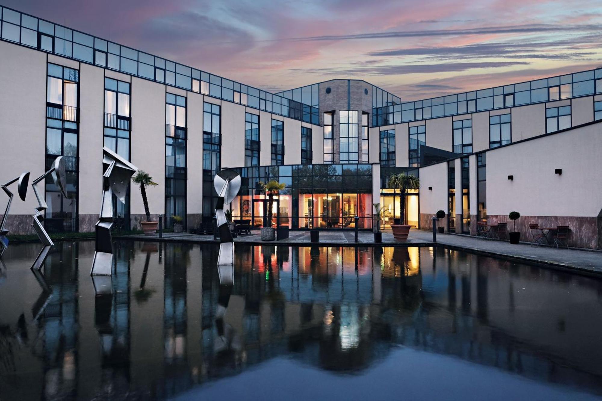 Hotel Four Dusseldorf Airport 4*